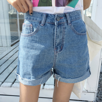 Много модерни дамски къси дънкови панталони с широки крачоли