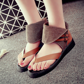 Πολλές κομψό γυναικών περιστασιακά σανδάλια με ενδιαφέρουσες ταινίες