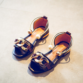 Πολύ ενδιαφέρουσα και μοντέρνα σανδάλια για παιδιά κορίτσι με ενδιαφέρον στολίδια και όμορφο κούμπωμα γύρω από τον αστράγαλο