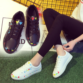 Πολύ ενδιαφέρουσα καθημερινά  γυναικεία αθλητικά παπούτσια με επίπεδη σόλα, δύο χρώματα και έγχρωμες γεωμετρικές μορφές