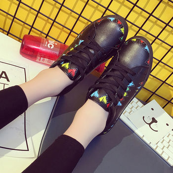 Πολύ ενδιαφέρουσα καθημερινά  γυναικεία αθλητικά παπούτσια με επίπεδη σόλα, δύο χρώματα και έγχρωμες γεωμετρικές μορφές