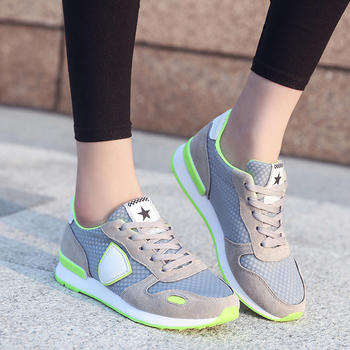 Κομψά γυναικεία αναπνεύσιμα αθλητικά παπούτσια σε διάφορα σχέδια και χρώματα