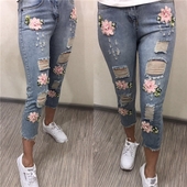 Πολύ ενδιαφέρον και κομψά γυναικεία τζιν με 7/8 πόδια και πολύ ενδιαφέροντα χρωματιστά στολίδια