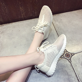 Άνετα γυναικεία  αθλητικά παπούτσια σε λευκό και μαύρο χρώμα