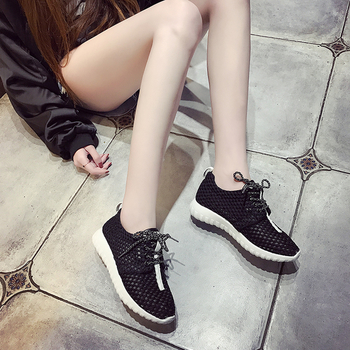 Άνετα γυναικεία  αθλητικά παπούτσια σε λευκό και μαύρο χρώμα