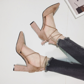 Κομψό σανδάλια με ψηλά τακούνια με δεσμούς αστράγαλο - καφέ και μαύρο μοτίβο