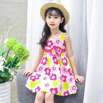 Παιδικό καλοκαιρινό φόρεμα με καταπληκτική και φρέσκα florals σε τρία μοντέλα είναι κατάλληλα για τη ζωή στην παραλία