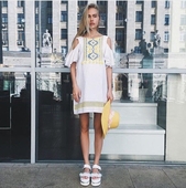 Κομψό κυρίες φόρεμα με ενδιαφέροντα κεντήματα γυμνό χέρι και το O-σχήμα κολάρο