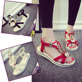 Φρέσκα κυρίες σανδάλια διακοσμημένα σε μπεζ, μαύρο και κόκκινο