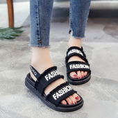 Οι γυναίκες σανδάλια με μια ενδιαφέρουσα επιγραφή - 2 χρώματα