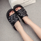 Παντόφλες γυναικείες με διακόσμηση λουλουδιών σε λευκό και μαύρο χρώμα