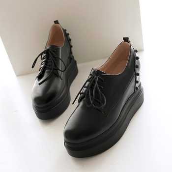 Κομψά και μοντέρνα πάνινα παπούτσια σε πλατφόρμα με μεταλλικά στοιχεία σε λευκό, μαύρο και κόκκινο χρώμα