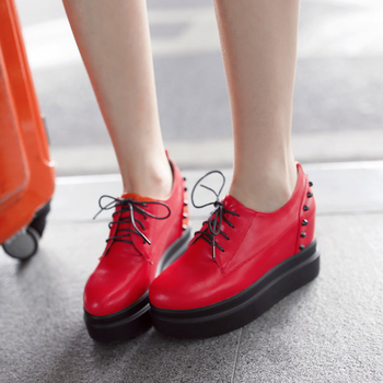 Κομψά και μοντέρνα πάνινα παπούτσια σε πλατφόρμα με μεταλλικά στοιχεία σε λευκό, μαύρο και κόκκινο χρώμα