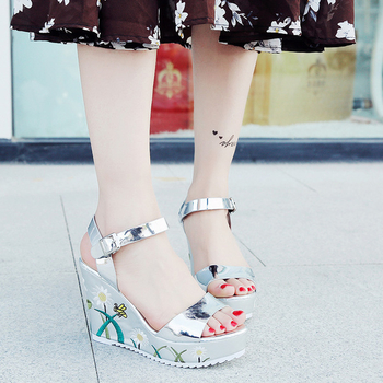 Интересни дамски ежедневни сандали с много красива бродерия - 2 цвята