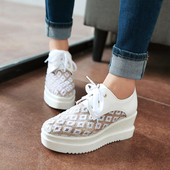 Μοντέρνα και λαμπερά γυναικεία πάνινα παπούτσια σε πλατφόρμα - πολύ άνετα