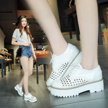 Интересни дамски ежедневни обувки с висока подметка и дупки - идеални за горещите летни дни