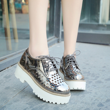 Интересни дамски ежедневни обувки с висока подметка и дупки - идеални за горещите летни дни