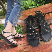 Για τις γυναίκες, δερμάτινα σανδάλια με λουριά και μεταλλικά στοιχεία σε μαύρο χρώμα