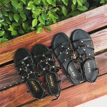 Кожени дамски сандали с каишки и метални елементи в черен цвят