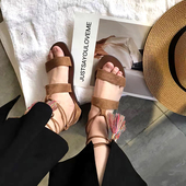 Καθημερινά κυρίες σανδάλια με μακρά δεσμούς και φούντα σε μαύρο και καφέ