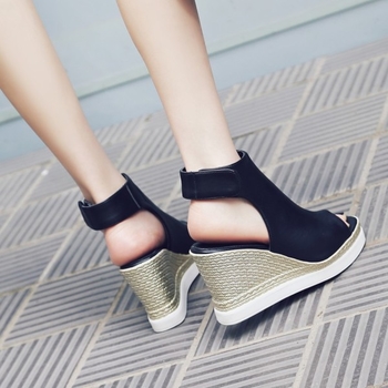 Стилни дамски сандали на платформа в черен и бял цвят