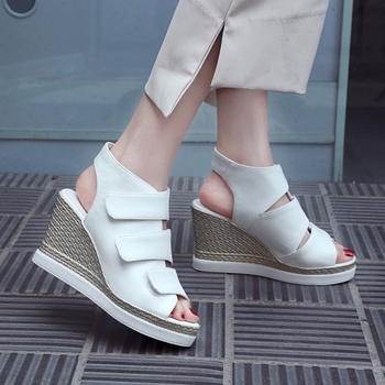 Стилни дамски сандали на платформа с лепенки в бял и черен цвят