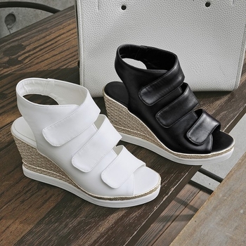 Стилни дамски сандали на платформа с лепенки в бял и черен цвят