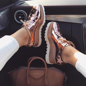 Γυναικεία παπούτσια σε υψηλή πλατφόρμα με ενδιαφέροντα αστερίσκους