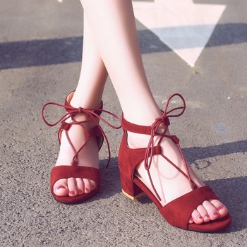 Дамски стилни сандали на лек ток с връзки в червен, черен и бежов цвят