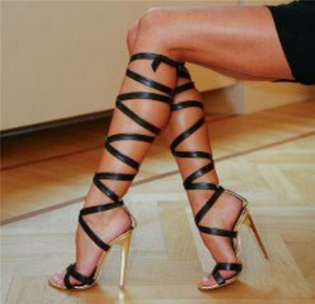 Страхотни дамски сандали на висок ток с много интересни кръстосани връзки до коляното