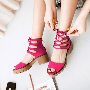 Стилни дамски сандали в разнообразие от цветове с връзки и на лек, дебел ток