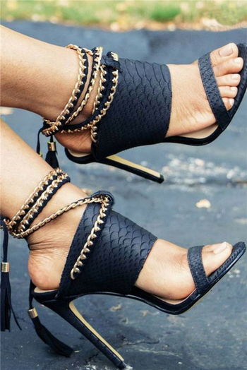 Много стилни дамски сандали със златиста верижка около глезена и ориенталски пискюли