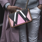 Μίνι πορτοφόλι με μοτίβα, με τη μορφή των γεωμετρικών σχημάτων και πρόσφυση πάνω από τον ώμο