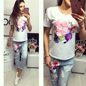 Μεγάλα γυναικεία τζιν πλήρη με πολύ όμορφη μπλούζα και ενδιαφέρον κέντημα