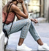 Много интересни дамски дънкови панталони с крачол тип 7/8 и интересни дупки,и метални обици