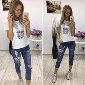 Κομψό γυναικείο σετ δύο τεμαχίων που περιλαμβάνει μοναδικά τζιν και μια  μπλούζα με  κοντά μανίκια και τύπωμα