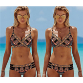 Πολύ όμορφες κυρίες μαγιό από δύο μέρη με μοτίβα λουλουδιών