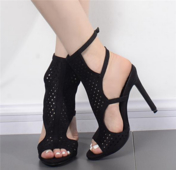 Πολλές κομψά σανδάλια των γυναικών με ψηλά τακούνια και τα καθαρά τελική επίστρωση