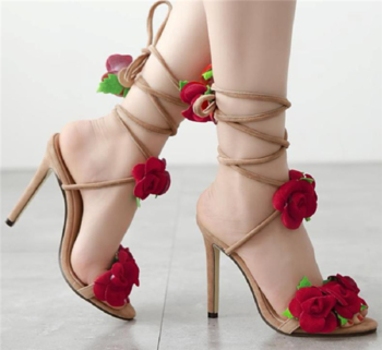 Свежи дамски сандалки с дълги връзки около глезена и красиви фигурки във формата на рози