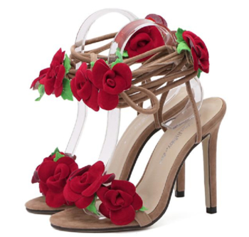 Свежи дамски сандалки с дълги връзки около глезена и красиви фигурки във формата на рози