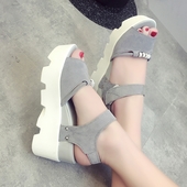 Οι γυναίκες κομψά σανδάλια με διακόσμηση μεταλλικών πλατφόρμα σε γκρι και μαύρο