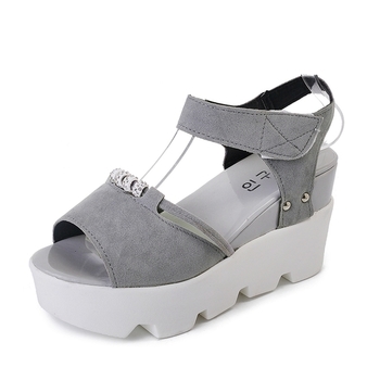 Дамски стилни сандали на платформа с метална декорация в сив и черен цвят