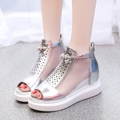 Γλυκό κυρίες σανδάλια με μια μικρή άνοιγμα των δακτύλων και βολική πλατφόρμα σε γκρι, λευκό και μαύρο