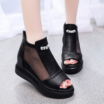 Сладки дамски сандали с лек отвор на пръстите и удобна платформа в сив, бял и черен цвят