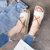 Σανδάλια πλατφόρμα με σταυρό ιμάντες σε μαύρο και άσπρο