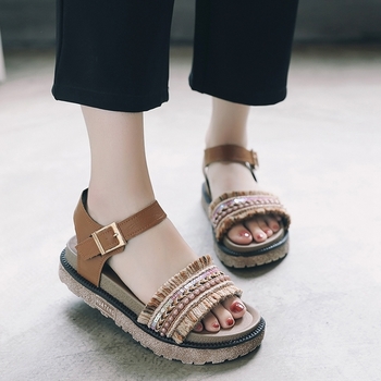 Модерни, подходящи за ежедневието дамски сандали в черен и бял цвят