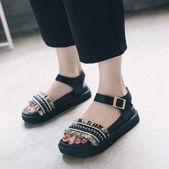 Модерни, подходящи за ежедневието дамски сандали в черен и бял цвят