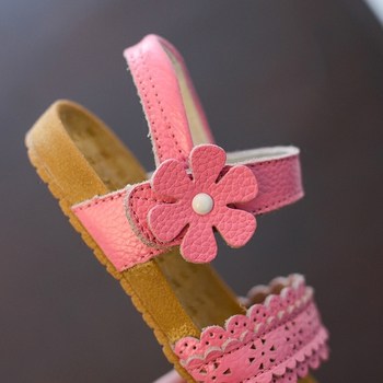 Сладки детски сандали за момичета в бял, цикламен и розов цвят с декорация цветя