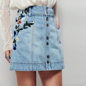 Μεγάλη κυρίες τζιν φούστα με ενδιαφέροντα κεντήματα