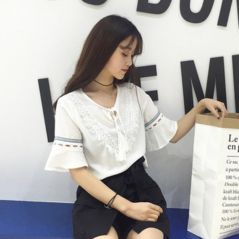 Свежа дамска риза с 3/4 ръкави широк модел и в бял цвят